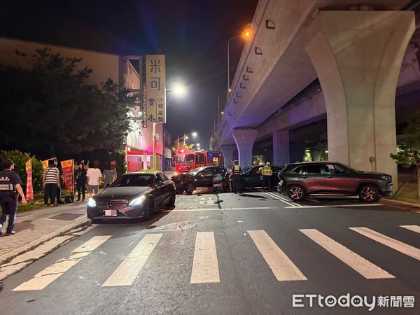 ▲▼台中深夜路口大暴衝，1女撞3男一度受困，2車的車頭車尾全毀。（圖／民眾提供，下同）