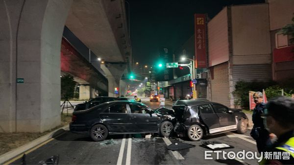 ▲▼台中深夜路口大暴衝，1女撞3男一度受困，2車的車頭車尾全毀。（圖／民眾提供，下同）