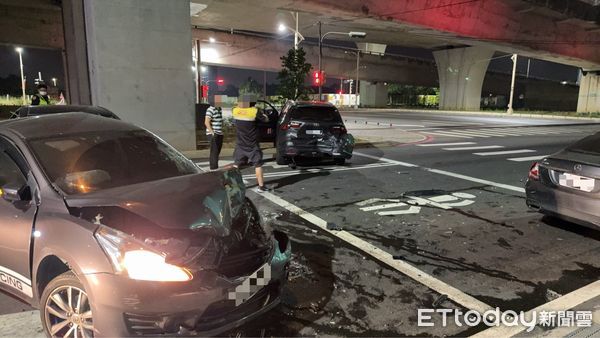 ▲▼台中深夜路口大暴衝，1女撞3男一度受困，2車的車頭車尾全毀。（圖／民眾提供，下同）