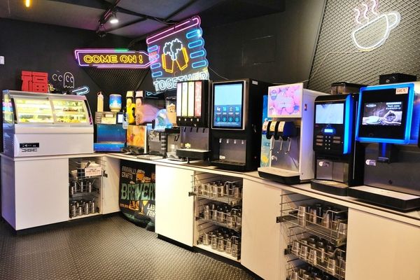 ▲▼台南東區火鍋吃到飽「尬麻火鍋聚場」！499元起和牛吃到飽，復古電玩機、娃娃機免費玩，氣氛最歡樂的夜店風火鍋店！（圖／部落客愛比妞提供）