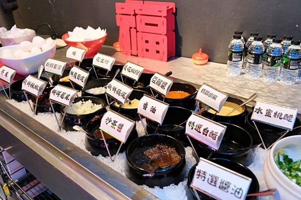 ▲▼台南東區火鍋吃到飽「尬麻火鍋聚場」！499元起和牛吃到飽，復古電玩機、娃娃機免費玩，氣氛最歡樂的夜店風火鍋店！（圖／部落客愛比妞提供）