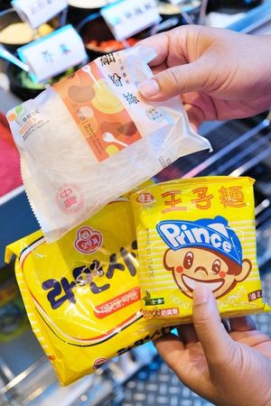 ▲▼台南東區火鍋吃到飽「尬麻火鍋聚場」！499元起和牛吃到飽，復古電玩機、娃娃機免費玩，氣氛最歡樂的夜店風火鍋店！（圖／部落客愛比妞提供）