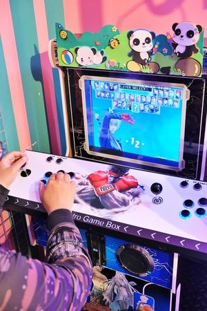 ▲▼台南東區火鍋吃到飽「尬麻火鍋聚場」！499元起和牛吃到飽，復古電玩機、娃娃機免費玩，氣氛最歡樂的夜店風火鍋店！（圖／部落客愛比妞提供）