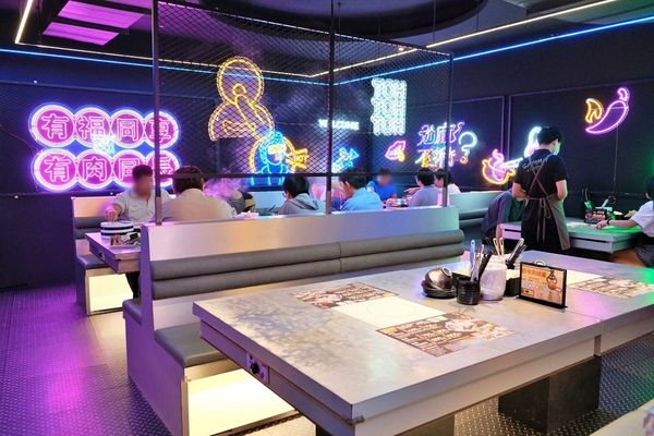 ▲▼台南東區火鍋吃到飽「尬麻火鍋聚場」！499元起和牛吃到飽，復古電玩機、娃娃機免費玩，氣氛最歡樂的夜店風火鍋店！（圖／部落客愛比妞提供）