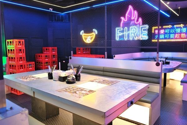 ▲▼台南東區火鍋吃到飽「尬麻火鍋聚場」！499元起和牛吃到飽，復古電玩機、娃娃機免費玩，氣氛最歡樂的夜店風火鍋店！（圖／部落客愛比妞提供）