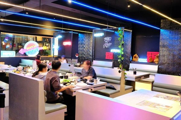 ▲▼台南東區火鍋吃到飽「尬麻火鍋聚場」！499元起和牛吃到飽，復古電玩機、娃娃機免費玩，氣氛最歡樂的夜店風火鍋店！（圖／部落客愛比妞提供）