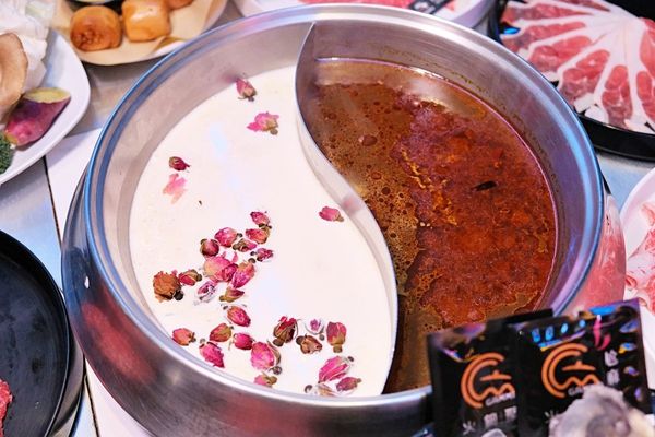 ▲▼台南東區火鍋吃到飽「尬麻火鍋聚場」！499元起和牛吃到飽，復古電玩機、娃娃機免費玩，氣氛最歡樂的夜店風火鍋店！（圖／部落客愛比妞提供）