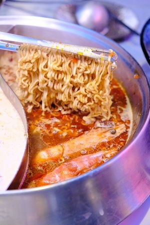 ▲▼台南東區火鍋吃到飽「尬麻火鍋聚場」！499元起和牛吃到飽，復古電玩機、娃娃機免費玩，氣氛最歡樂的夜店風火鍋店！（圖／部落客愛比妞提供）