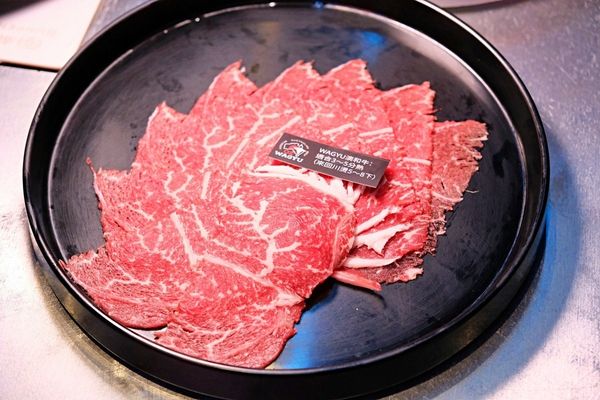 ▲▼台南東區火鍋吃到飽「尬麻火鍋聚場」！499元起和牛吃到飽，復古電玩機、娃娃機免費玩，氣氛最歡樂的夜店風火鍋店！（圖／部落客愛比妞提供）