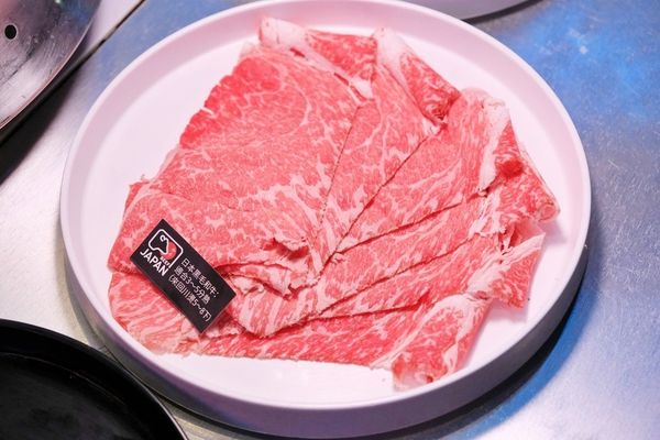 ▲▼台南東區火鍋吃到飽「尬麻火鍋聚場」！499元起和牛吃到飽，復古電玩機、娃娃機免費玩，氣氛最歡樂的夜店風火鍋店！（圖／部落客愛比妞提供）