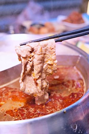 ▲▼台南東區火鍋吃到飽「尬麻火鍋聚場」！499元起和牛吃到飽，復古電玩機、娃娃機免費玩，氣氛最歡樂的夜店風火鍋店！（圖／部落客愛比妞提供）