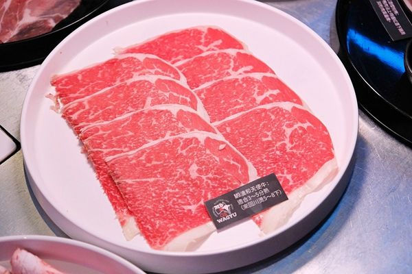 ▲▼台南東區火鍋吃到飽「尬麻火鍋聚場」！499元起和牛吃到飽，復古電玩機、娃娃機免費玩，氣氛最歡樂的夜店風火鍋店！（圖／部落客愛比妞提供）