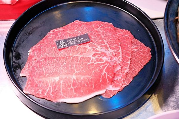 ▲▼台南東區火鍋吃到飽「尬麻火鍋聚場」！499元起和牛吃到飽，復古電玩機、娃娃機免費玩，氣氛最歡樂的夜店風火鍋店！（圖／部落客愛比妞提供）