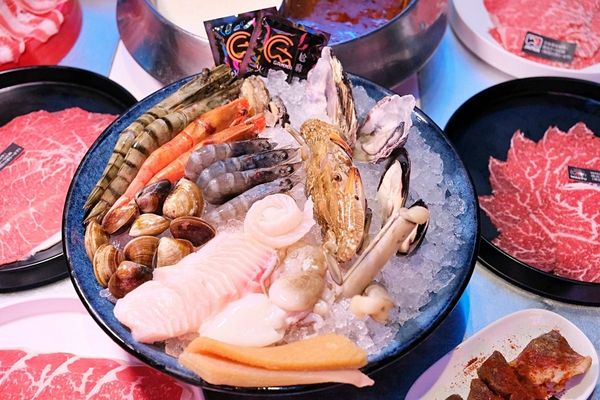 ▲▼台南東區火鍋吃到飽「尬麻火鍋聚場」！499元起和牛吃到飽，復古電玩機、娃娃機免費玩，氣氛最歡樂的夜店風火鍋店！（圖／部落客愛比妞提供）