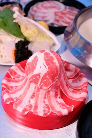 ▲▼台南東區火鍋吃到飽「尬麻火鍋聚場」！499元起和牛吃到飽，復古電玩機、娃娃機免費玩，氣氛最歡樂的夜店風火鍋店！（圖／部落客愛比妞提供）