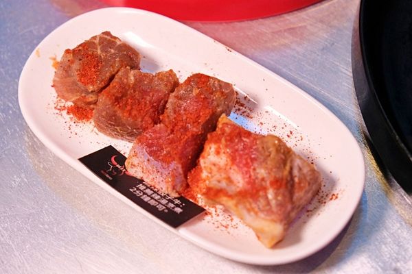 ▲▼台南東區火鍋吃到飽「尬麻火鍋聚場」！499元起和牛吃到飽，復古電玩機、娃娃機免費玩，氣氛最歡樂的夜店風火鍋店！（圖／部落客愛比妞提供）