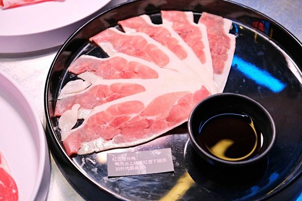 ▲▼台南東區火鍋吃到飽「尬麻火鍋聚場」！499元起和牛吃到飽，復古電玩機、娃娃機免費玩，氣氛最歡樂的夜店風火鍋店！（圖／部落客愛比妞提供）