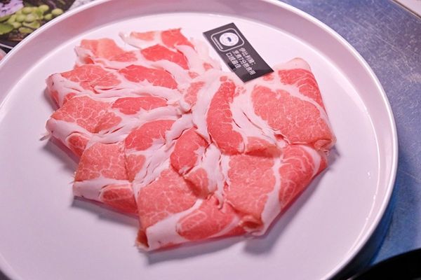 ▲▼台南東區火鍋吃到飽「尬麻火鍋聚場」！499元起和牛吃到飽，復古電玩機、娃娃機免費玩，氣氛最歡樂的夜店風火鍋店！（圖／部落客愛比妞提供）