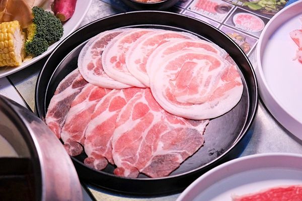 ▲▼台南東區火鍋吃到飽「尬麻火鍋聚場」！499元起和牛吃到飽，復古電玩機、娃娃機免費玩，氣氛最歡樂的夜店風火鍋店！（圖／部落客愛比妞提供）