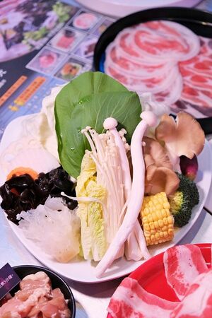 ▲▼台南東區火鍋吃到飽「尬麻火鍋聚場」！499元起和牛吃到飽，復古電玩機、娃娃機免費玩，氣氛最歡樂的夜店風火鍋店！（圖／部落客愛比妞提供）