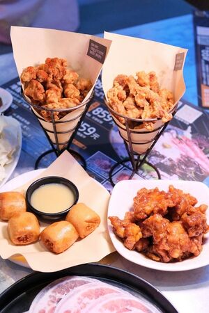 ▲▼台南東區火鍋吃到飽「尬麻火鍋聚場」！499元起和牛吃到飽，復古電玩機、娃娃機免費玩，氣氛最歡樂的夜店風火鍋店！（圖／部落客愛比妞提供）