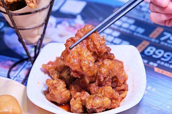 ▲▼台南東區火鍋吃到飽「尬麻火鍋聚場」！499元起和牛吃到飽，復古電玩機、娃娃機免費玩，氣氛最歡樂的夜店風火鍋店！（圖／部落客愛比妞提供）