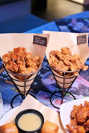 ▲▼台南東區火鍋吃到飽「尬麻火鍋聚場」！499元起和牛吃到飽，復古電玩機、娃娃機免費玩，氣氛最歡樂的夜店風火鍋店！（圖／部落客愛比妞提供）