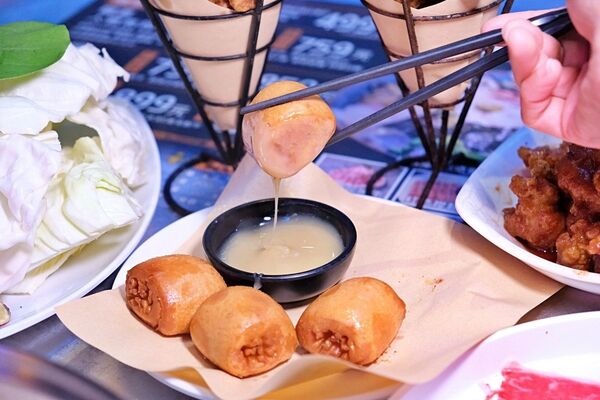 ▲▼台南東區火鍋吃到飽「尬麻火鍋聚場」！499元起和牛吃到飽，復古電玩機、娃娃機免費玩，氣氛最歡樂的夜店風火鍋店！（圖／部落客愛比妞提供）