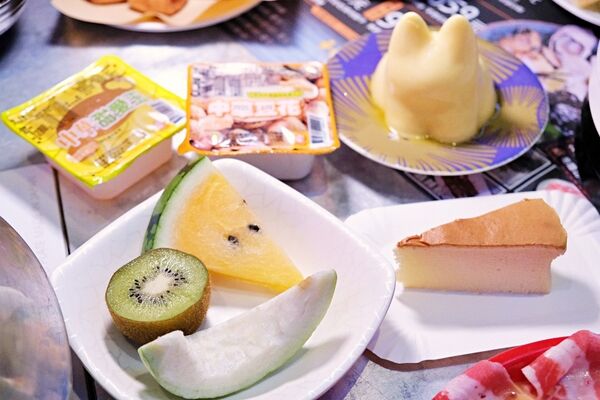 ▲▼台南東區火鍋吃到飽「尬麻火鍋聚場」！499元起和牛吃到飽，復古電玩機、娃娃機免費玩，氣氛最歡樂的夜店風火鍋店！（圖／部落客愛比妞提供）