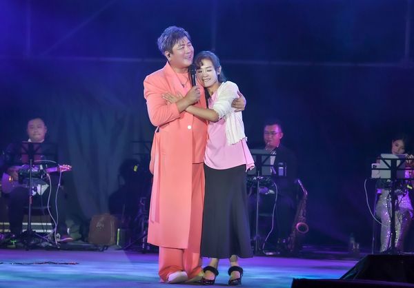 ▲ 劉家榮熱唱，愛妻驚喜上台放閃擁抱。（圖／瑞揚創意提供）