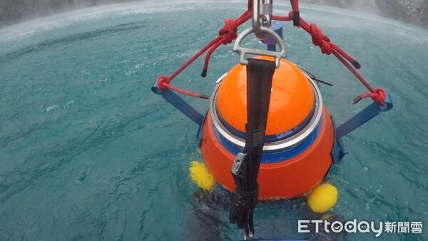 ▲▼今早透過空勤總隊直升機搭載並成功安裝後已順利透過衛星即時回傳水位資料。（圖／花蓮分署提供，下同）