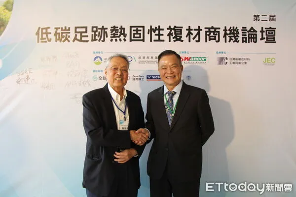 ▲施振榮及蔡朝陽。（圖／上緯投控提供，下同）