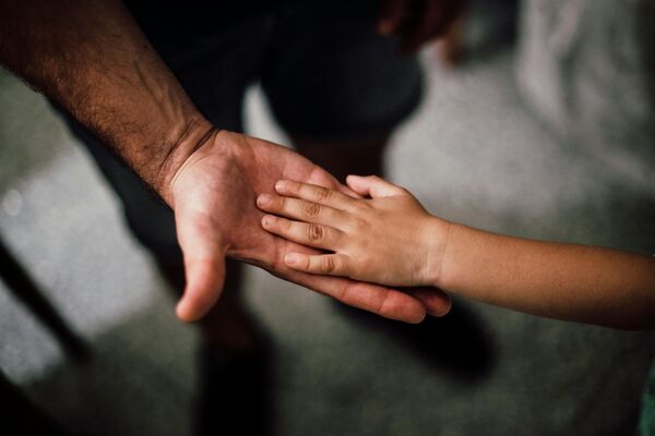 日本一名媽媽年輕時因為臨時有事，將5歲女兒託給同在酒吧上班的35歲友人照顧，沒想到促成姻緣。（pexels提供）