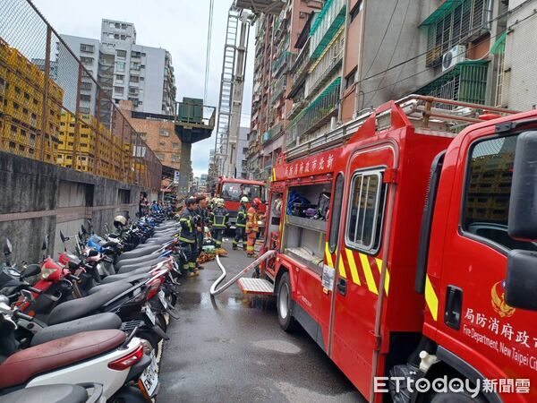 ▲▼蘆洲公寓2樓疑遭縱火             。（圖／記者陳以昇翻攝）