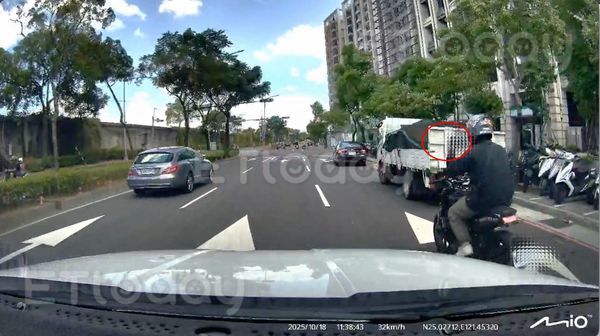 ▲這名騎士經過時，刻意比出了「中指」不雅手勢             。（圖／記者吳奕靖翻攝）