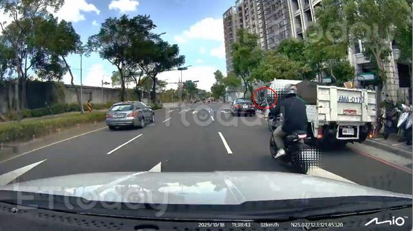 ▲這名騎士經過時，刻意比出了「中指」不雅手勢             。（圖／記者吳奕靖翻攝）