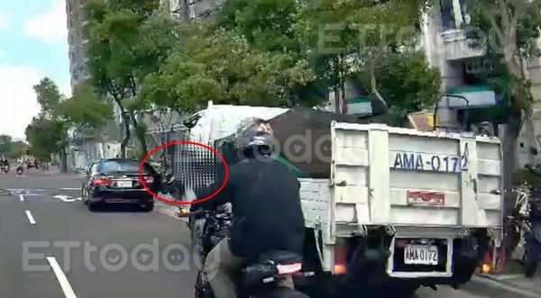 ▲這名騎士經過時，刻意比出了「中指」不雅手勢             。（圖／記者吳奕靖翻攝）