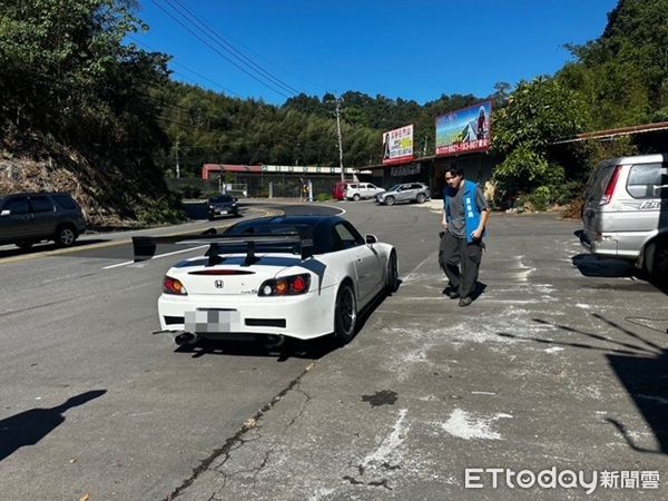 ▲大溪警方與環保局聯合取締噪音，其中價近400萬元本田S2000跑車，也因噪音超標苦吞罰單。（圖／大溪警分局提供、下同）