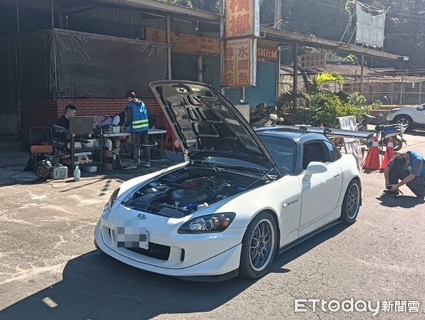▲大溪警方與環保局聯合取締噪音，其中價近400萬元本田S2000跑車，也因噪音超標苦吞罰單。（圖／大溪警分局提供、下同）
