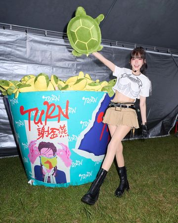 ▲▼謝金燕炸出川字腹肌。（圖／翻攝自臉書）