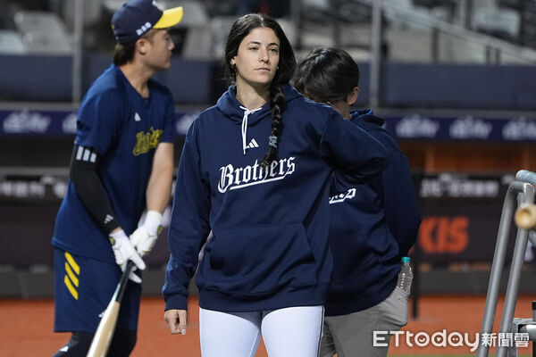 ▲▼2025中職台灣大賽G2，中信兄弟打擊教練莎菈。（圖／記者李毓康攝）