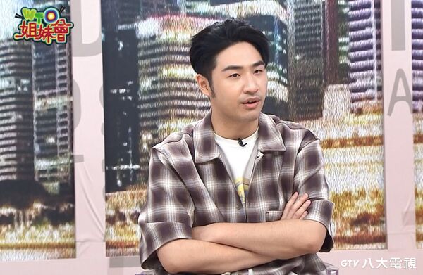 ▲▼》吳宗憲（圖右二）與兒子鹿希派（圖中）、新人歌手陳守恩（圖左二）上節目宣傳。（圖／八大提供）