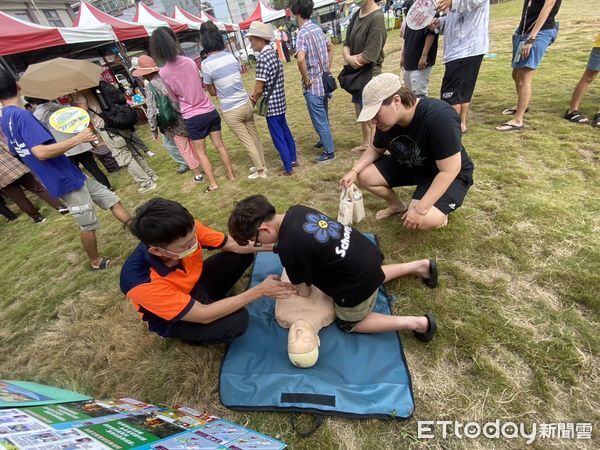 ▲下營農情產業文化節登場，民眾湧入道班房參與展售與摸彩活動。（記者林東良翻攝，下同）