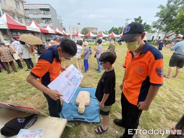 ▲下營農情產業文化節登場，民眾湧入道班房參與展售與摸彩活動。（記者林東良翻攝，下同）