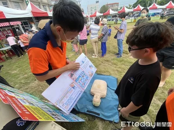 ▲下營農情產業文化節登場，民眾湧入道班房參與展售與摸彩活動。（記者林東良翻攝，下同）