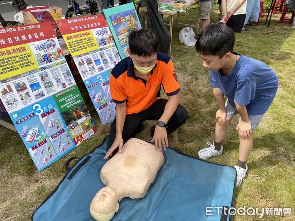 ▲下營農情產業文化節登場，民眾湧入道班房參與展售與摸彩活動。（記者林東良翻攝，下同）