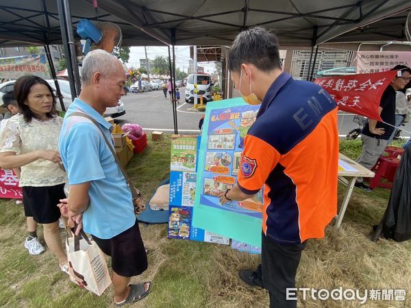 ▲下營農情產業文化節登場，民眾湧入道班房參與展售與摸彩活動。（記者林東良翻攝，下同）