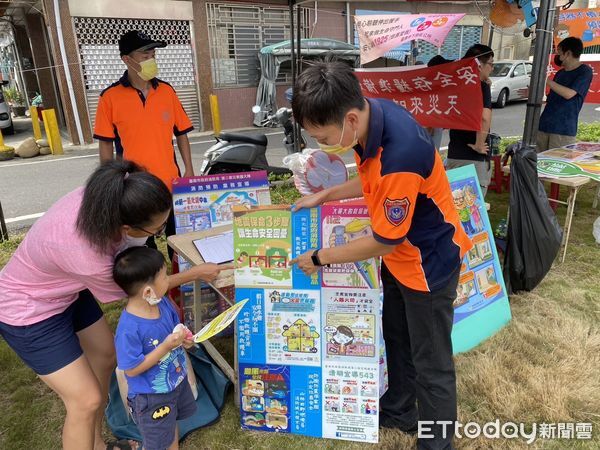 ▲下營農情產業文化節登場，民眾湧入道班房參與展售與摸彩活動。（記者林東良翻攝，下同）