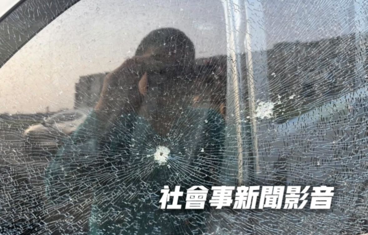 ▲▼高雄BB槍怪客街頭亂射，2車遭射擊受損。（圖／翻攝社會事新聞影音）