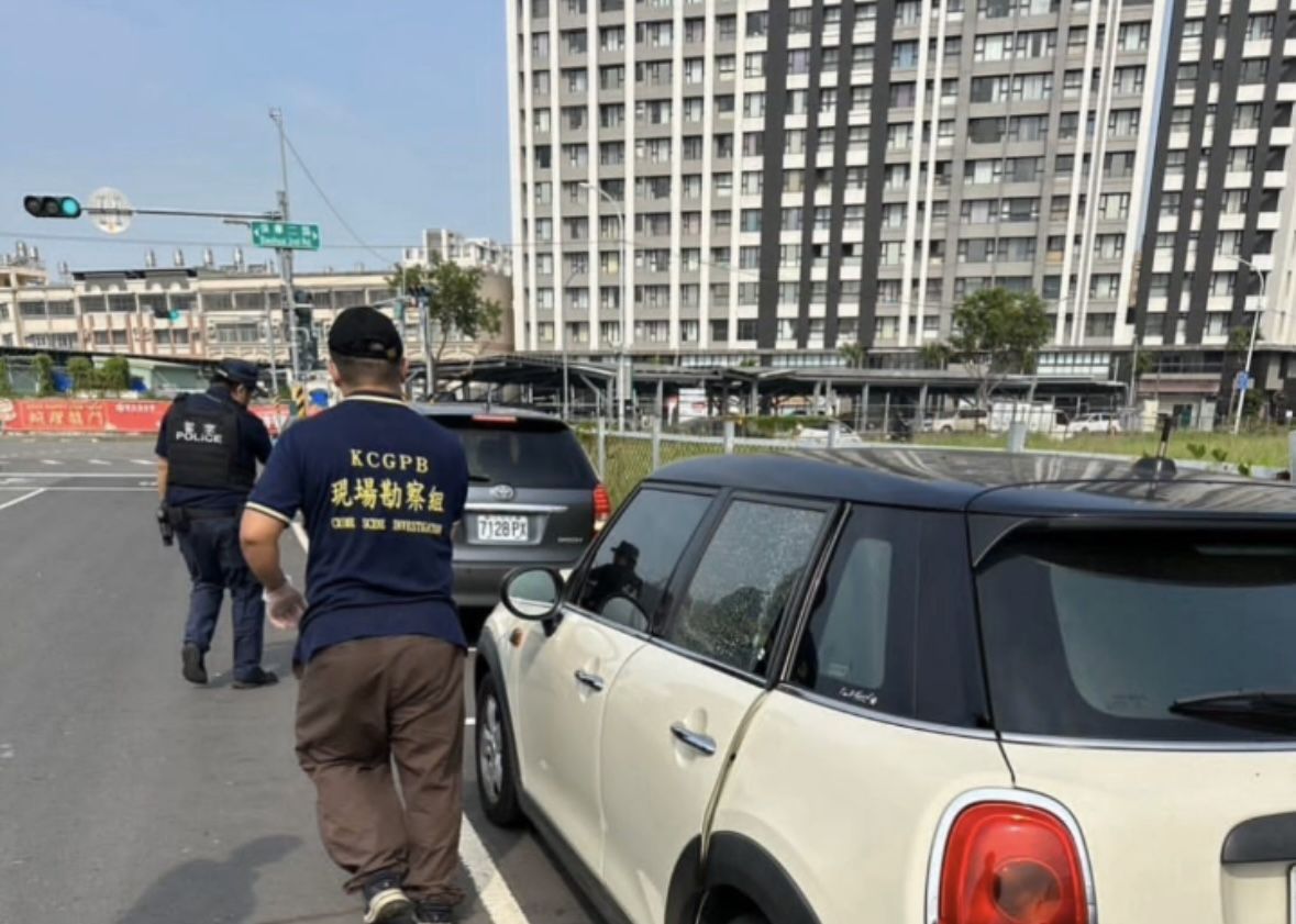 ▲▼高雄BB槍怪客街頭亂射，2車遭射擊受損。（圖／翻攝社會事新聞影音）